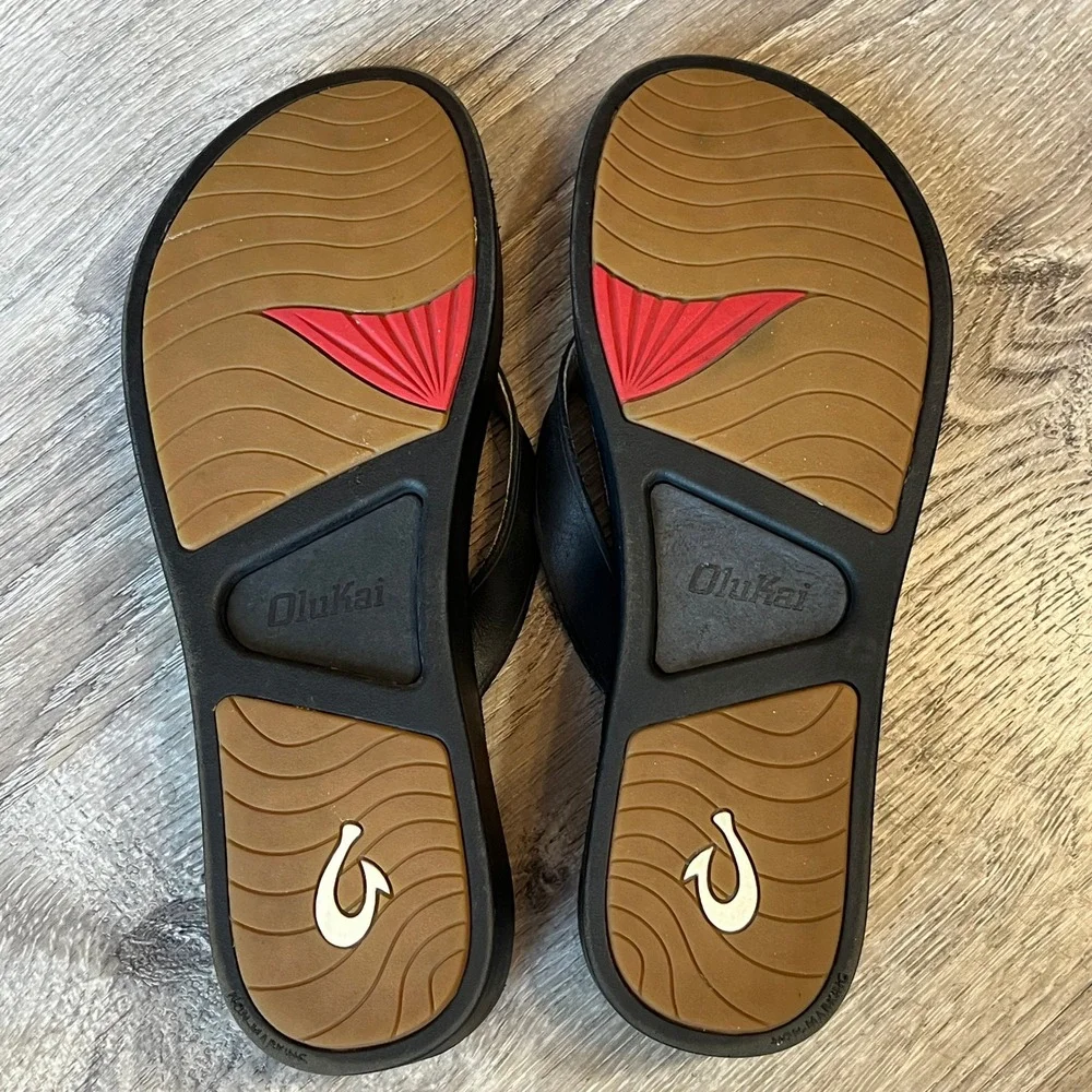 OluKai Malae Black Leather Platform Sandals Womens 9 Thong Flip Flops 20465-4040